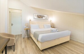 City tweepersoonskamer | Luxe beddengoed, een bureau, een laptopwerkplek