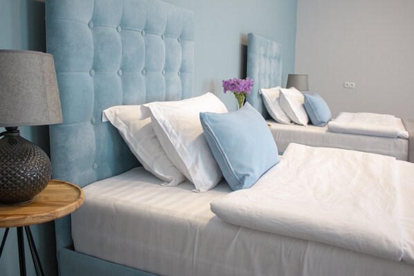 Habitación exclusiva con 1 cama matrimonial o 2 individuales, para no fumadores | 1 habitación, ropa de cama de alta calidad y escritorio 