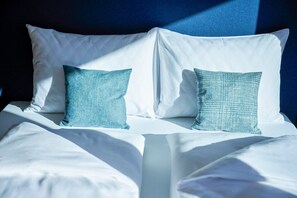 Junior Suite Deluxe | Hypo-allergenic bedding, pillowtop beds, minibar, in-room safe