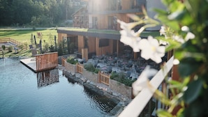Ein modernes Gebäude mit Außenbereich und Pool.