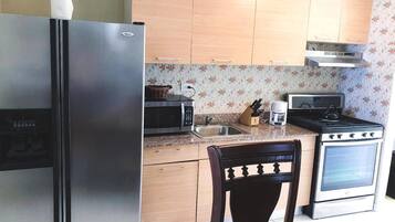 Kühlschrank, Mikrowelle, Ofen, Wasserkocher mit Kaffee-/Teezubehör
