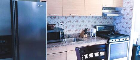 Kühlschrank, Mikrowelle, Ofen, Wasserkocher mit Kaffee-/Teezubehör