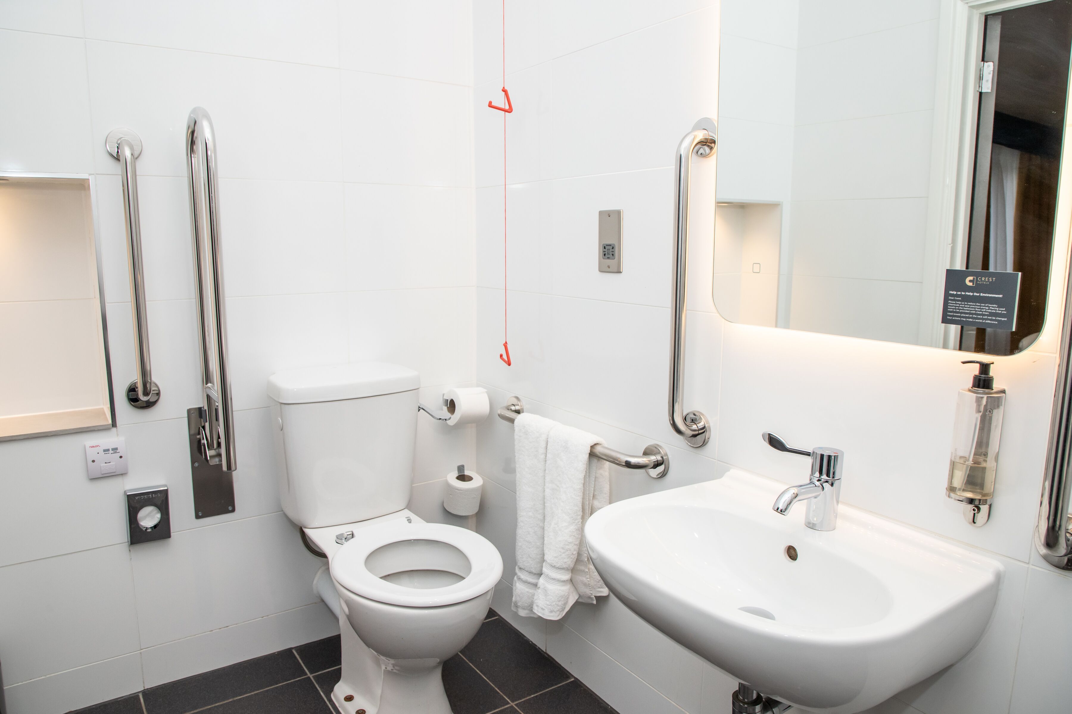 Ein modernes Badezimmer mit Toilette, Bidet und Waschbecken.