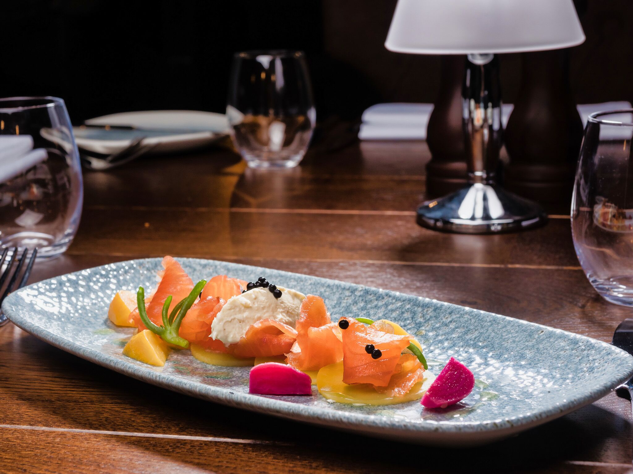 Une assiette remplie de différents aliments, présentée sur une assiette à texture particulière.
