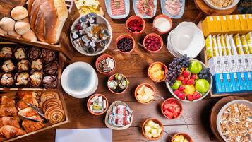 Päivittäinen täysi aamiainen (18.95 GBP per henkilö)