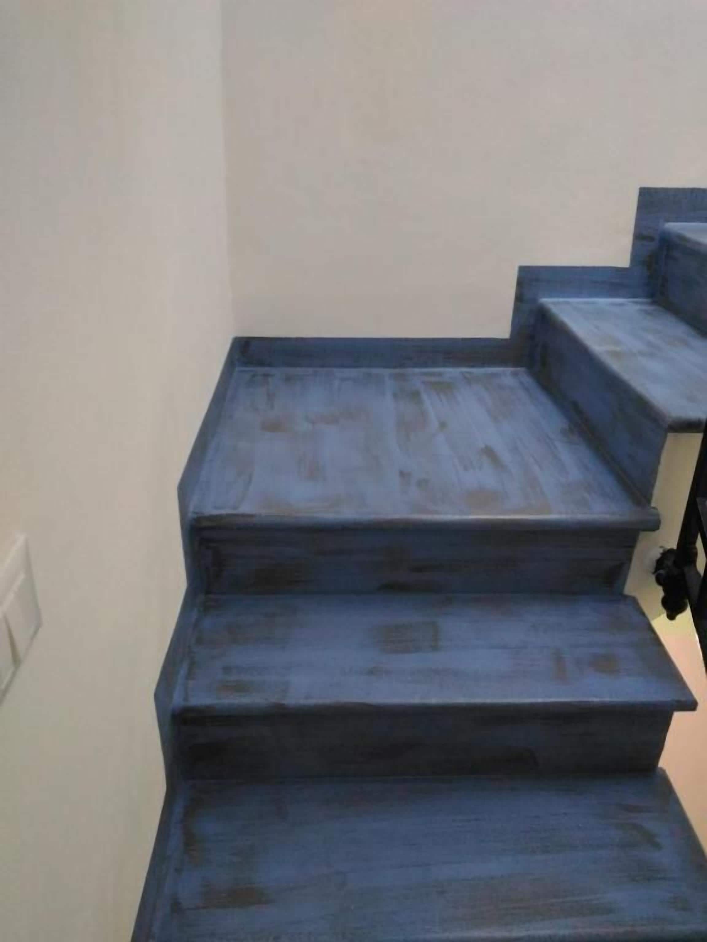 Un ensemble d’escaliers en bois à la finition foncée.