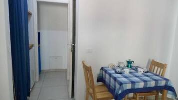 Appartamento panoramico, 1 camera da letto | Pasti in camera