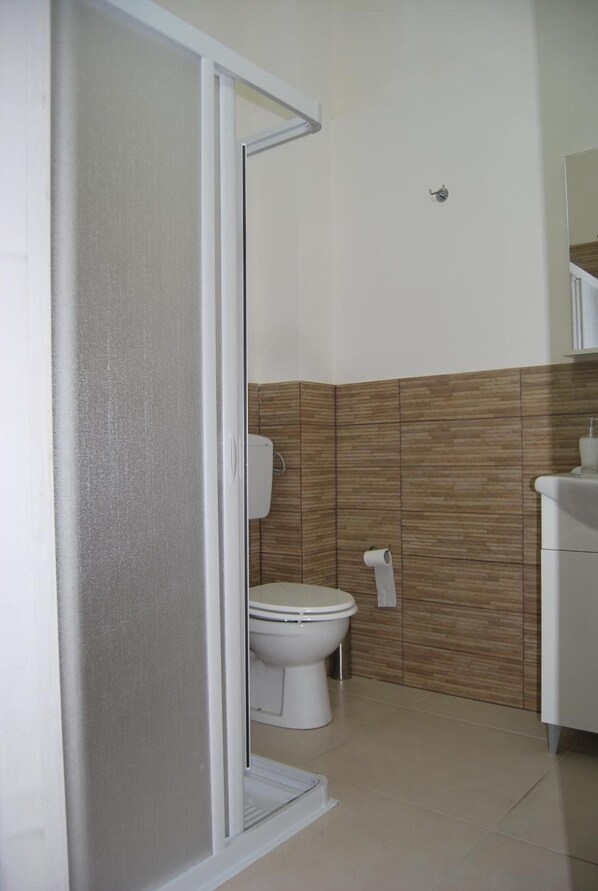 A bathroom with a shower, toilet, and sink. - La Melagrana (Castellammare del Golfo)