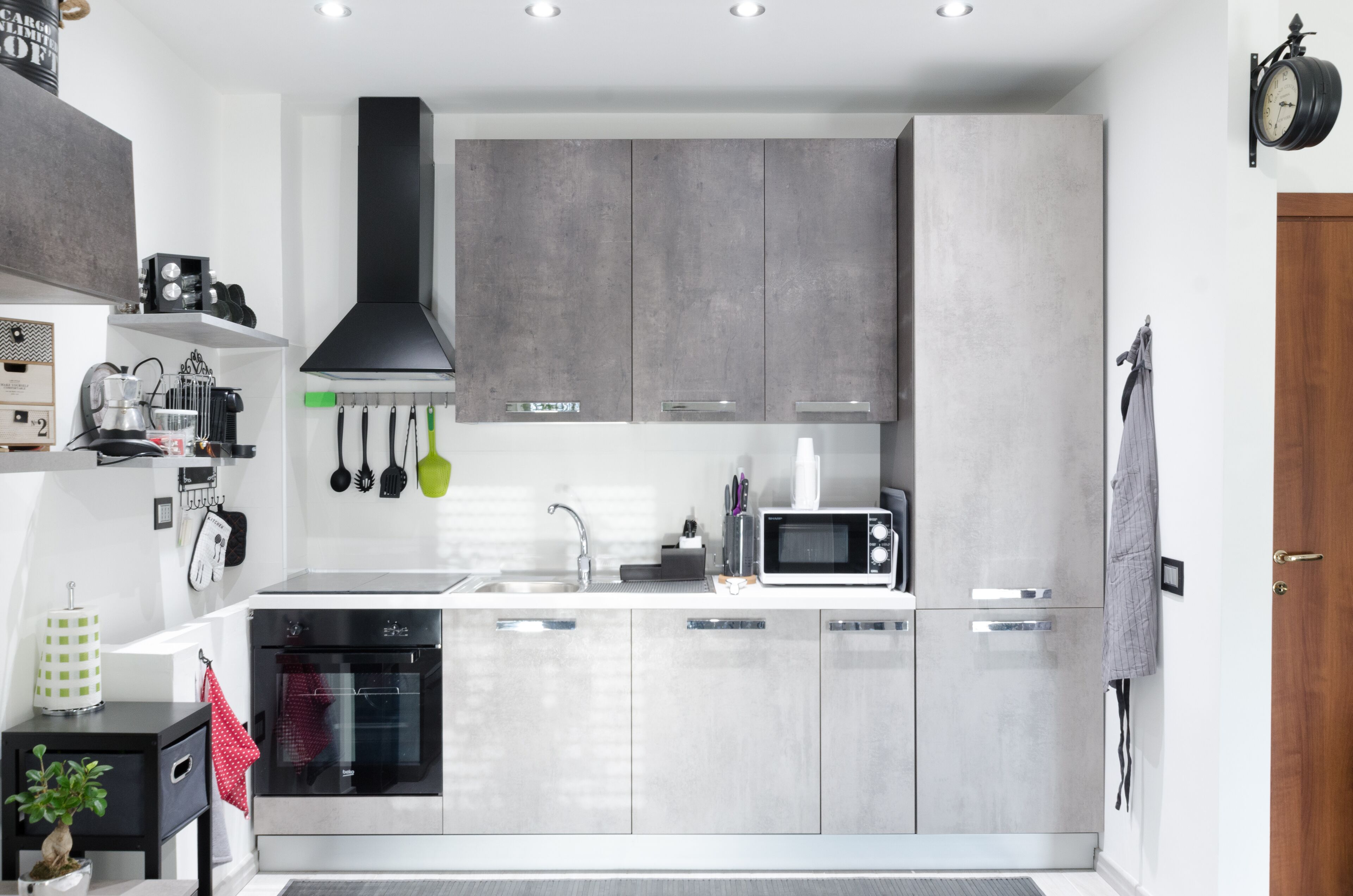 Réfrigérateur, micro-ondes, four, plaque de cuisson