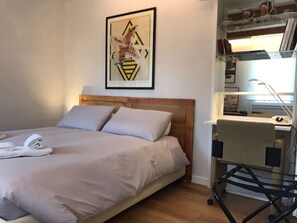 1 室のベッドルーム、セーフティボックス (室内)、アイロン / アイロン台、WiFi (無料)