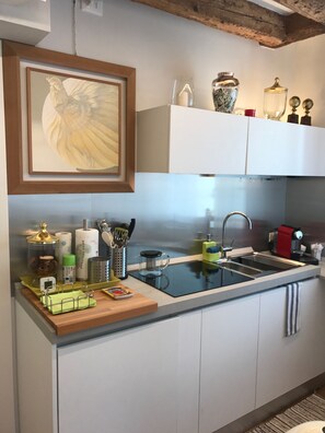 Fridge, microwave, stovetop, dishwasher