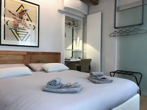 1 chambre, coffre-fort, fer et planche à repasser