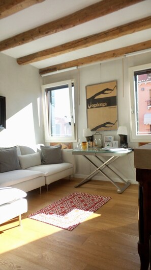 Smart TV, books - Venice Luxury Biennale Design (Venezia)