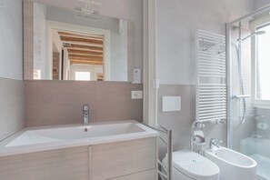 Shower, hair dryer, bidet, towels