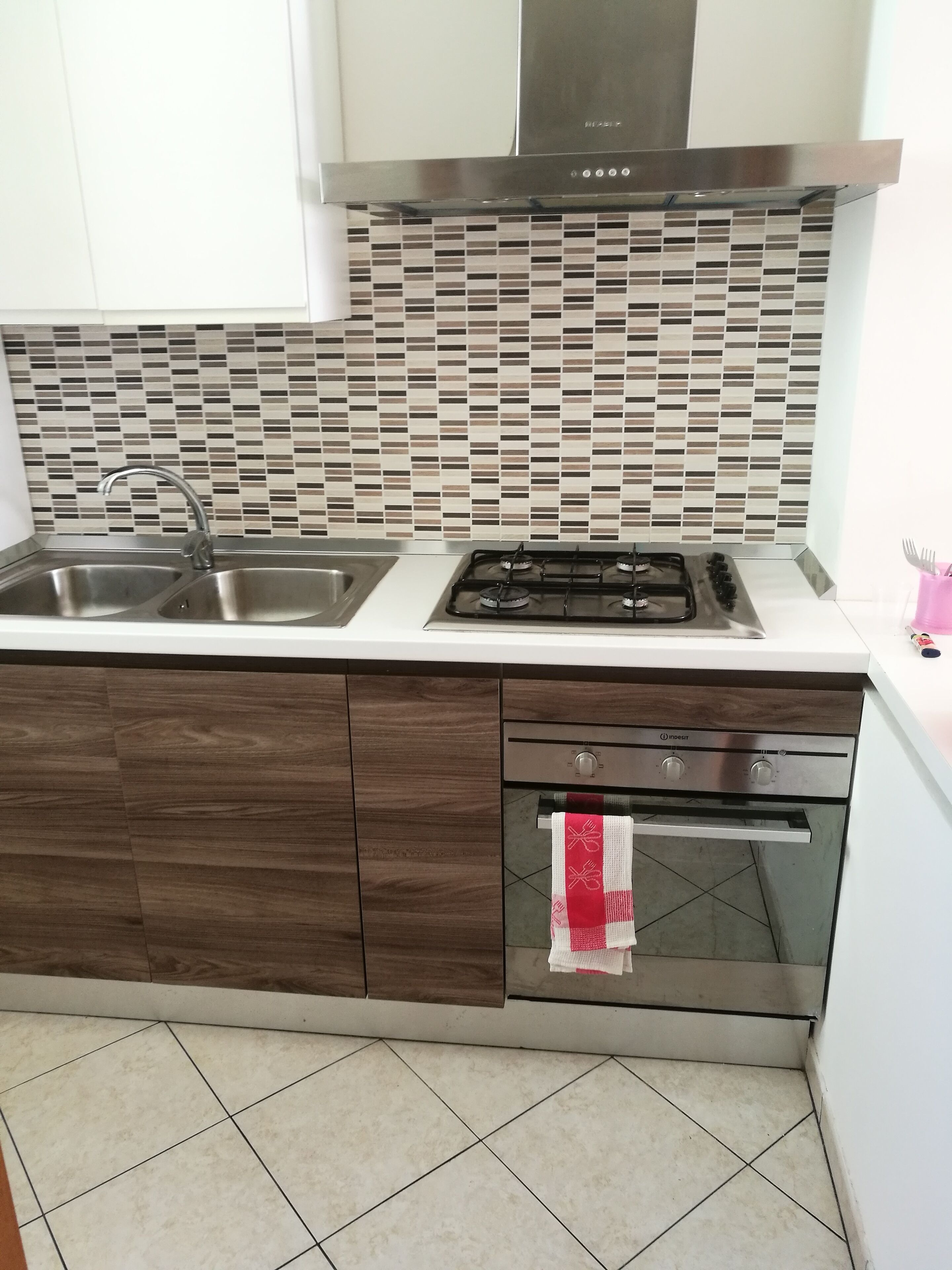 Een koelkast, een oven, een kookplaat, een koffiezetapparaat/waterkoker