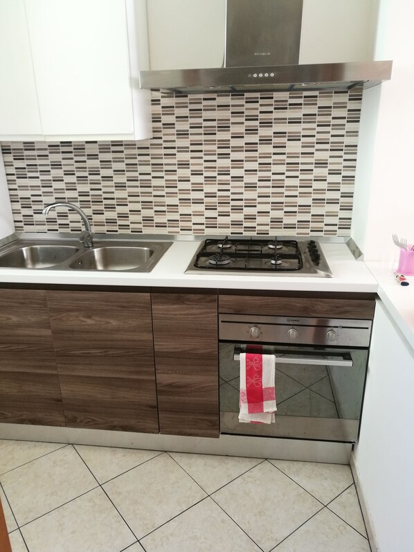 Kühlschrank, Ofen, Herdplatte, Wasserkocher mit Kaffee-/Teezubehör