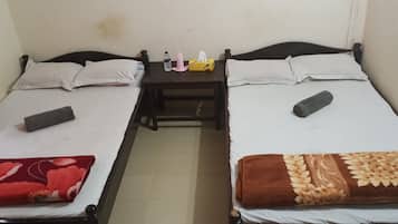 Quarto triplo urbano | 1 quarto, edredons de pluma, escrivaninha