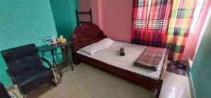 Quarto casal standard, para não fumantes, vista para a cidade | 1 quarto, edredons de pluma, escrivaninha