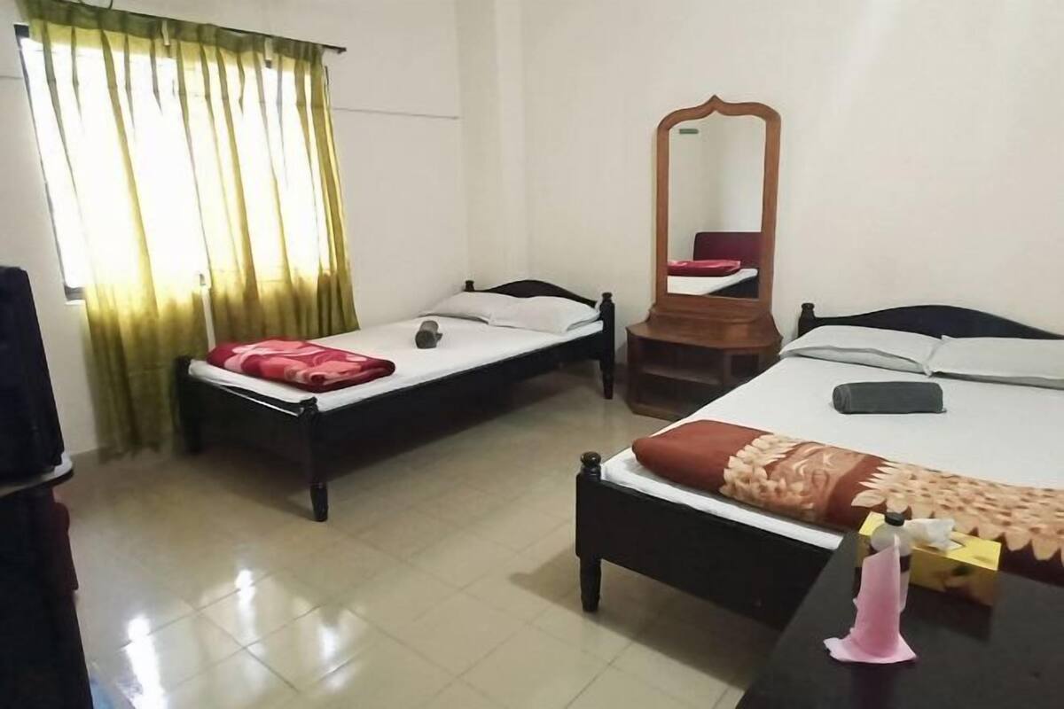 1 camera, copriletto in piuma, una scrivania, postazione laptop