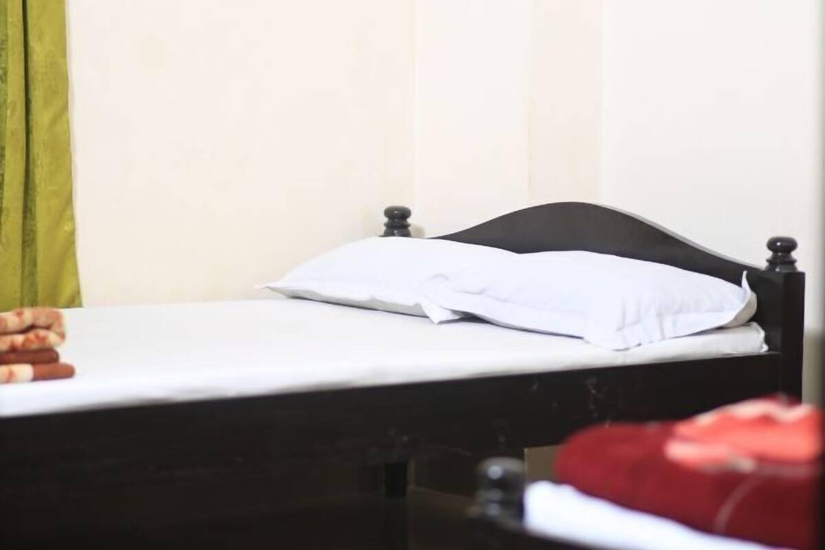 1 camera, copriletto in piuma, una scrivania, postazione laptop