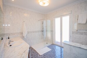 Badewanne, Haartrockner, Handtücher