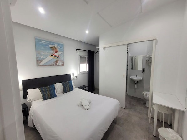 Comfort Double Room, Non Smoking, Private Bathroom | Individually decorated, desk, laptop workspace, blackout curtains - AYZ Frailes - Auto check-in property (Málaga)