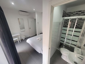 Comfort Double Room, Non Smoking, Private Bathroom | Individually decorated, desk, laptop workspace, blackout curtains - AYZ Frailes - Auto check-in property (Málaga)