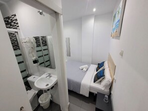 Dobbeltrom – basic, ikke-røyk, privat bad (Pequeña) | Individuelt dekorert, skrivebord og skrivebord for bærbar PC