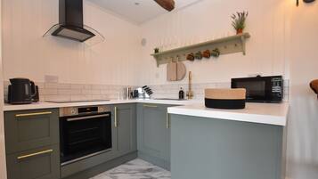 Comfort Cottage, 1 Bedroom | Private kitchen | Fridge, microwave, oven, stovetop