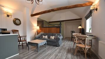 Comfort Cottage, 1 Bedroom | Dining room