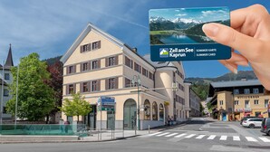 Ein Gebäude mit einem Schild für die Sommerkarten 'Zell am See' und 'Kaprun'.