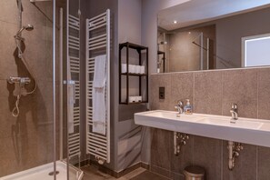 Badewanne, Haartrockner, Handtücher