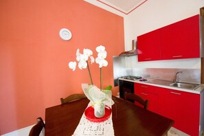 Departamento, 2 habitaciones | Cocina privada | Refrigerador, horno, parrilla de estufa y cafetera y tetera 