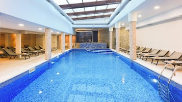 Alberca techada y camastros