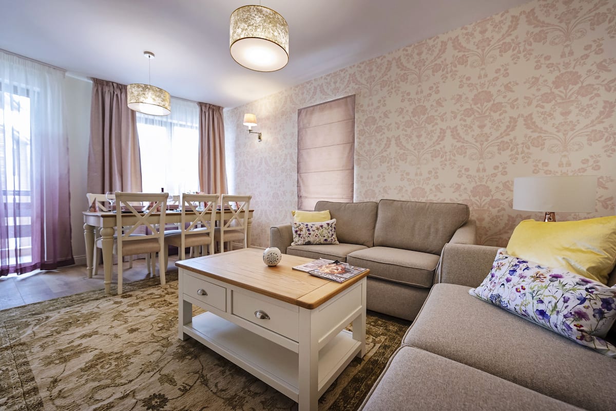 Deluxe Apartment, 3 Bedrooms | 1 bedroom, individually decorated, individually furnished