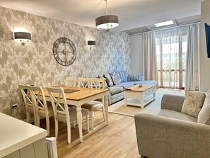Deluxe Apartment, 2 Bedrooms | Living room | Flat-screen TV - Predela LUX (Bansko)