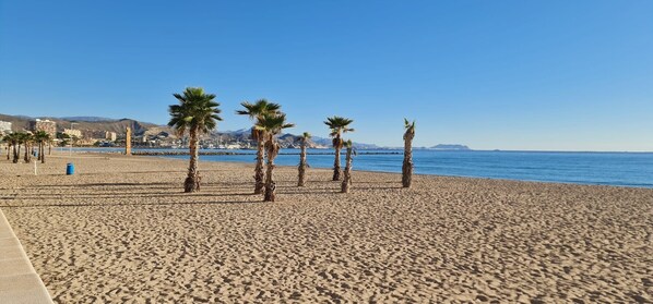 Plage à proximité, chaises longues