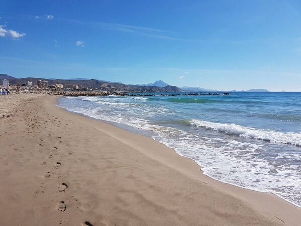 Una playa cerca, sillas reclinables de playa