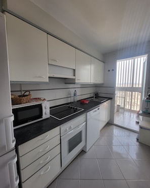 Refrigerador, microondas, horno, placa de cocina