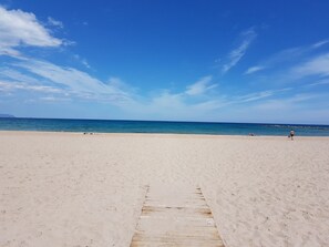 Playa en los alrededores y camastros 