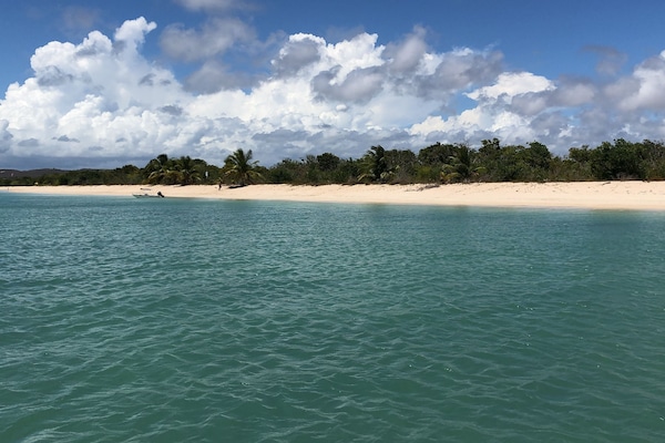 Sulla spiaggia, lettini da mare, teli da spiaggia