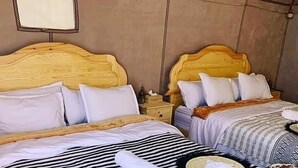Comfort Triple Room | Bed sheets - Bivouac Les Touareg Chez Bachir (Taouz)