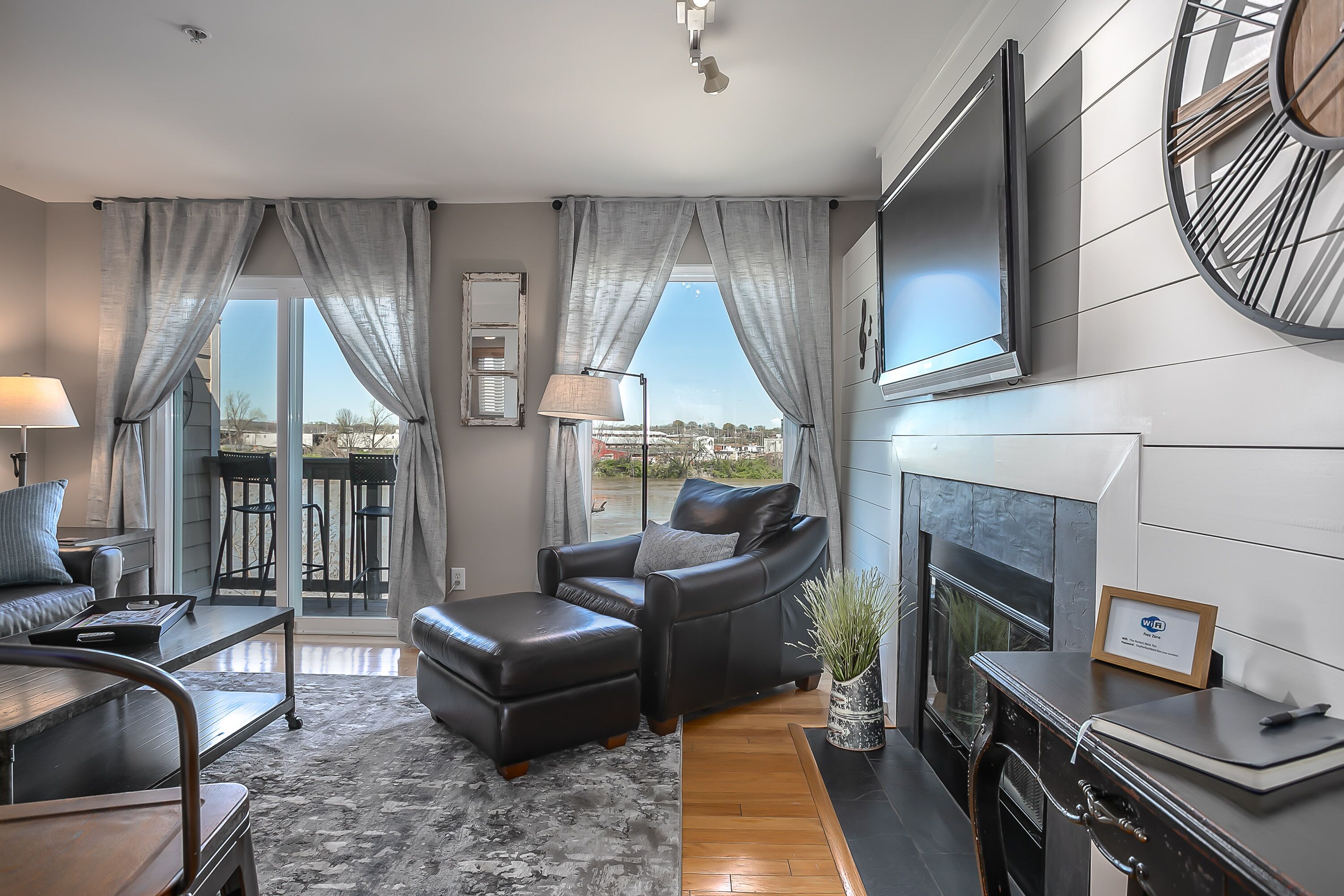 Una Smart TV, una chimenea