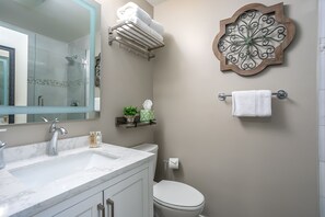 Combined shower/bathtub, hair dryer, towels, soap