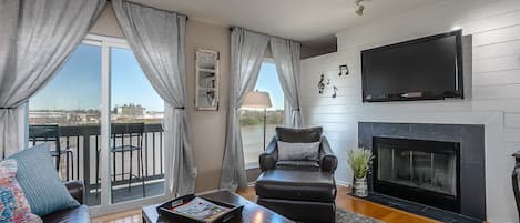 Smart TV, fireplace