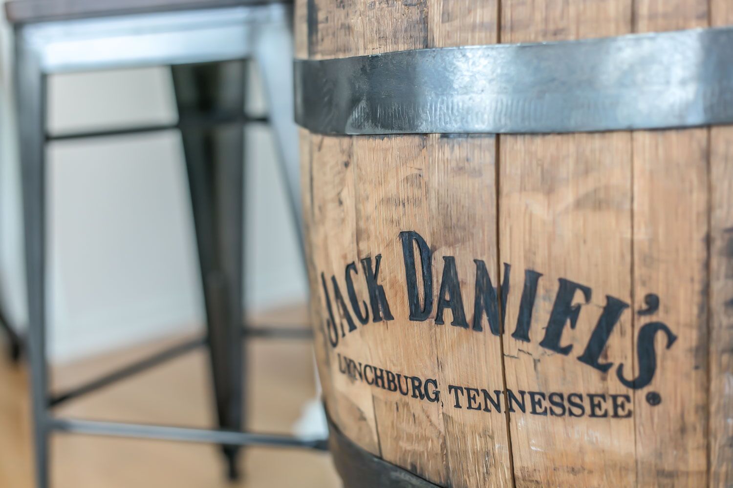 Ein Holzfass mit dem Aufdruck "Jack Daniel's" und "Knoxburg, Tennessee".