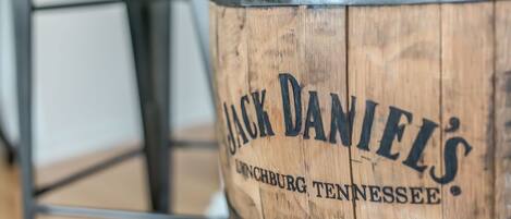 Ein Holzfass mit dem Aufdruck "Jack Daniel's" und "Knoxburg, Tennessee".