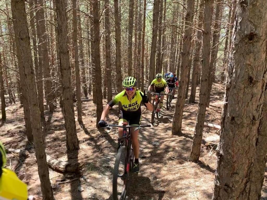 Un área boscosa con ciclistas en movimiento.
