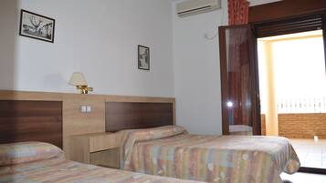 Cortinas blackout, wifi gratis y ropa de cama