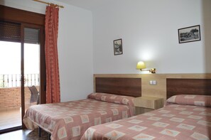 Blackout drapes, free WiFi, bed sheets - Labella Hostal Restaurante (La Calahorra)
